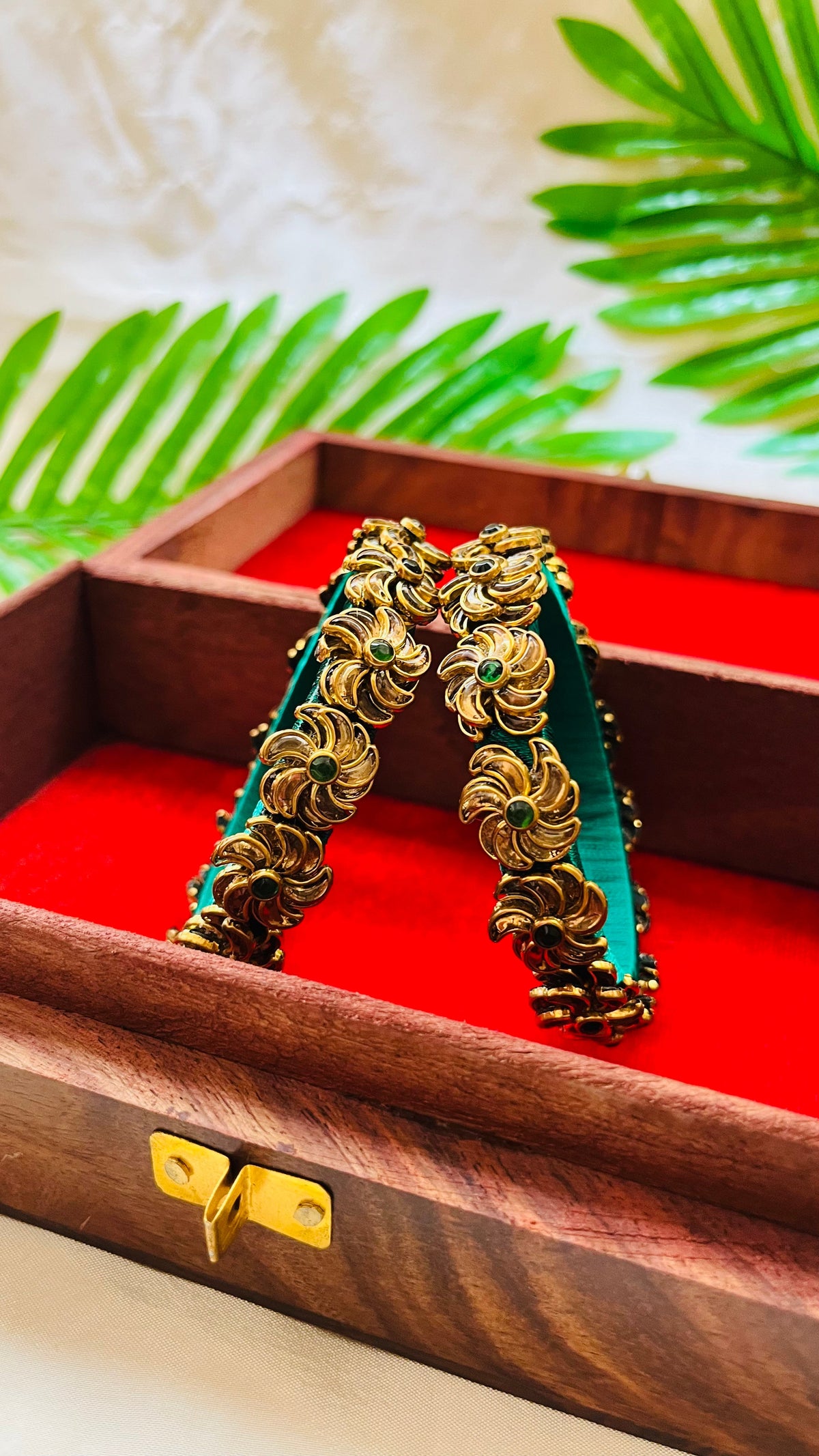 VIHANTH HANDMADE GREEN AND GOLD KUNDAN BANGLE VH012