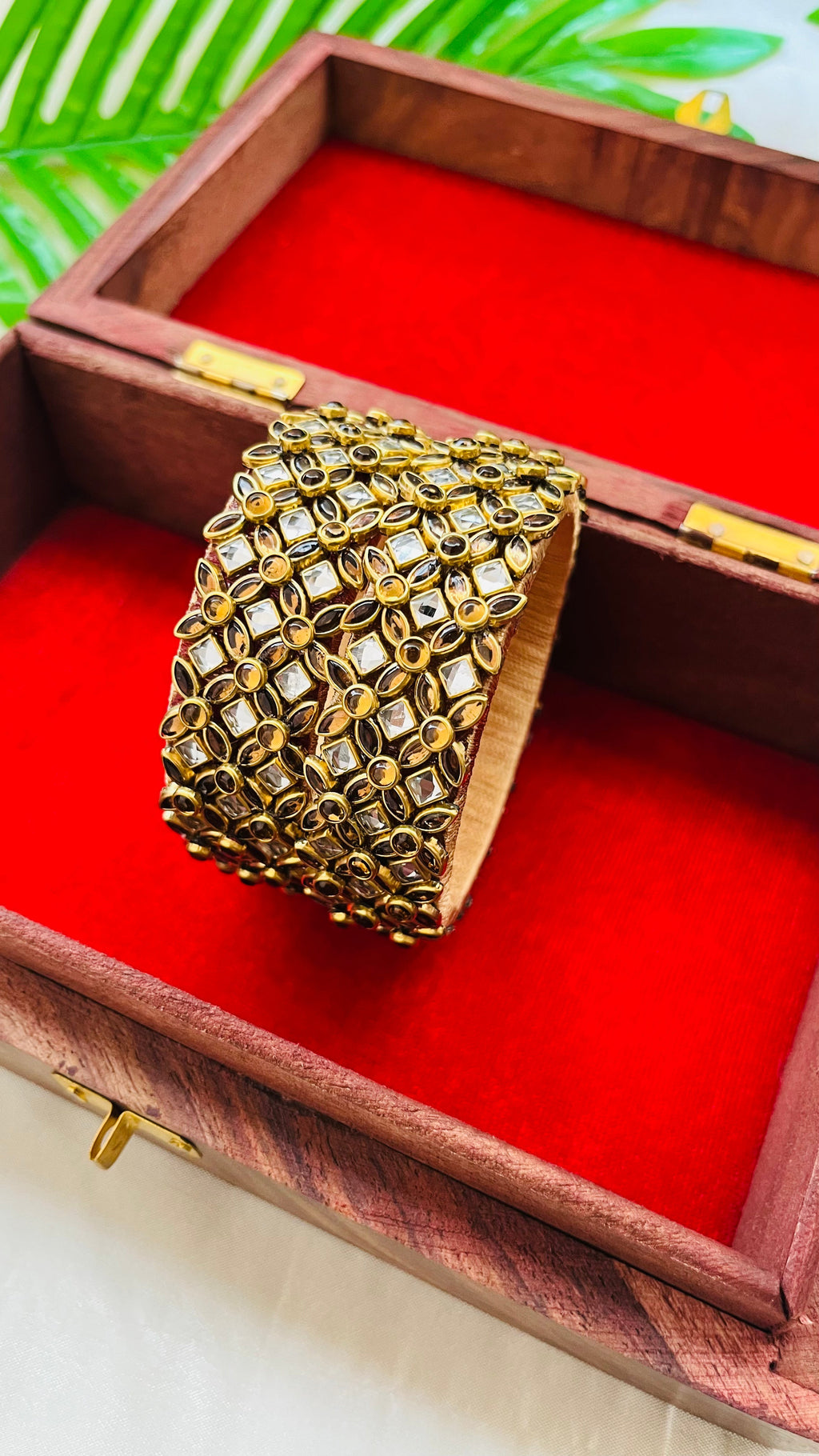 VIHANTH HANDMADE GOLD KUNDAN AND WHITE KUNDAN BANGLE VH002