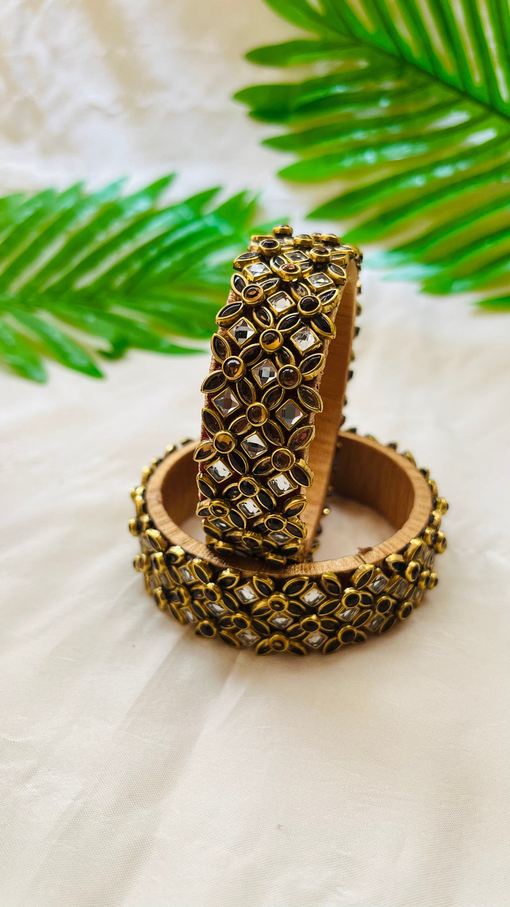 VIHANTH HANDMADE GOLD KUNDAN AND WHITE KUNDAN BANGLE VH002