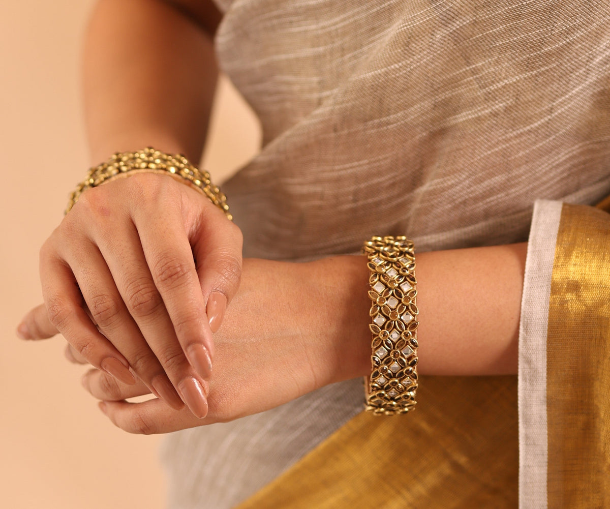 VIHANTH HANDMADE GOLD KUNDAN AND WHITE KUNDAN BANGLE VH002
