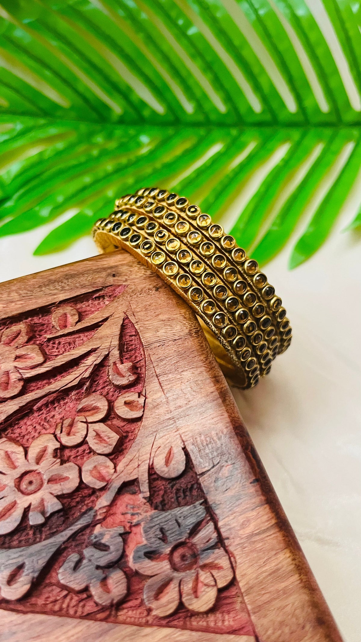 VIHANTH HANDMADE GOLD KUNDAN BANGLE VH017