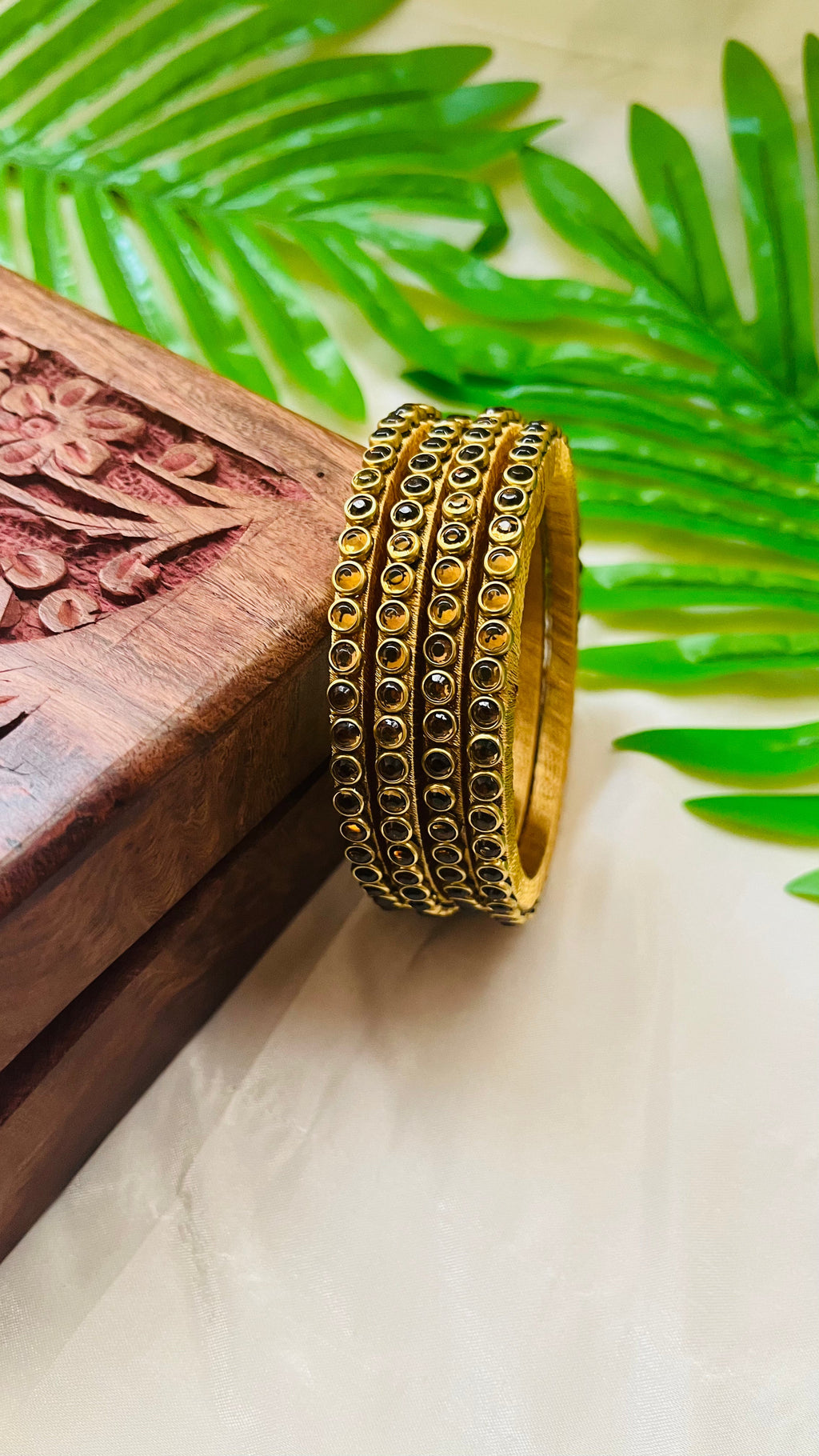 VIHANTH HANDMADE GOLD KUNDAN BANGLE VH017