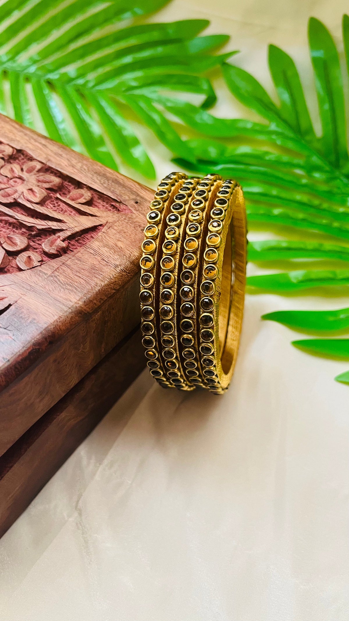 VIHANTH HANDMADE GOLD KUNDAN BANGLE VH017