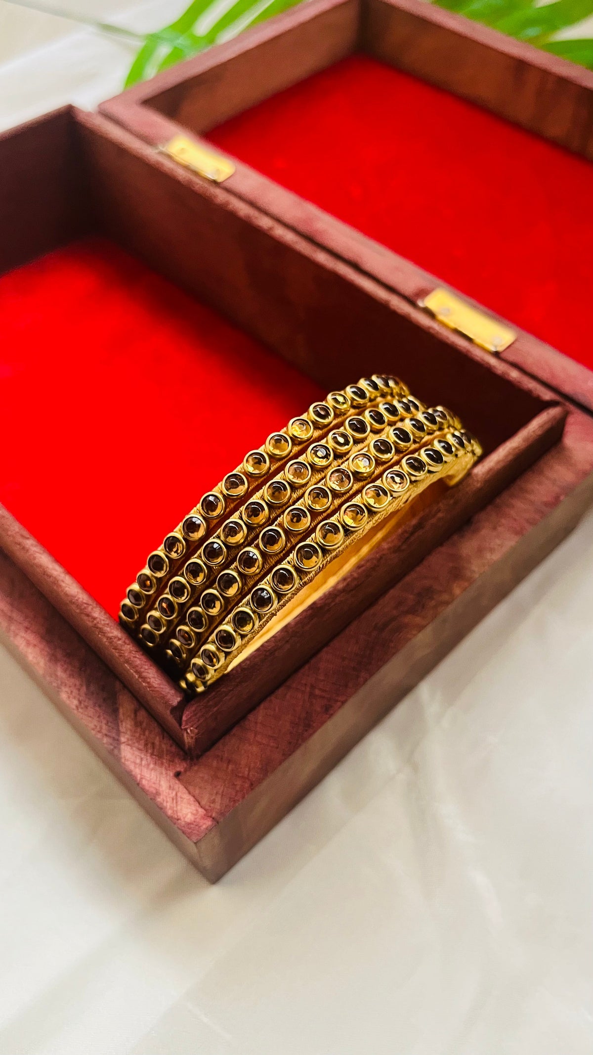 VIHANTH HANDMADE GOLD KUNDAN BANGLE VH017