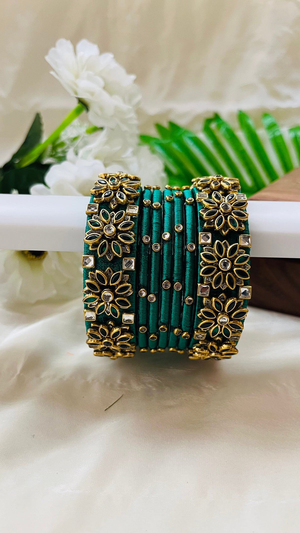 VIHANTH HANDMADE GREEN KUNDAN AND WHITE KUNDAN BANGLE VH003