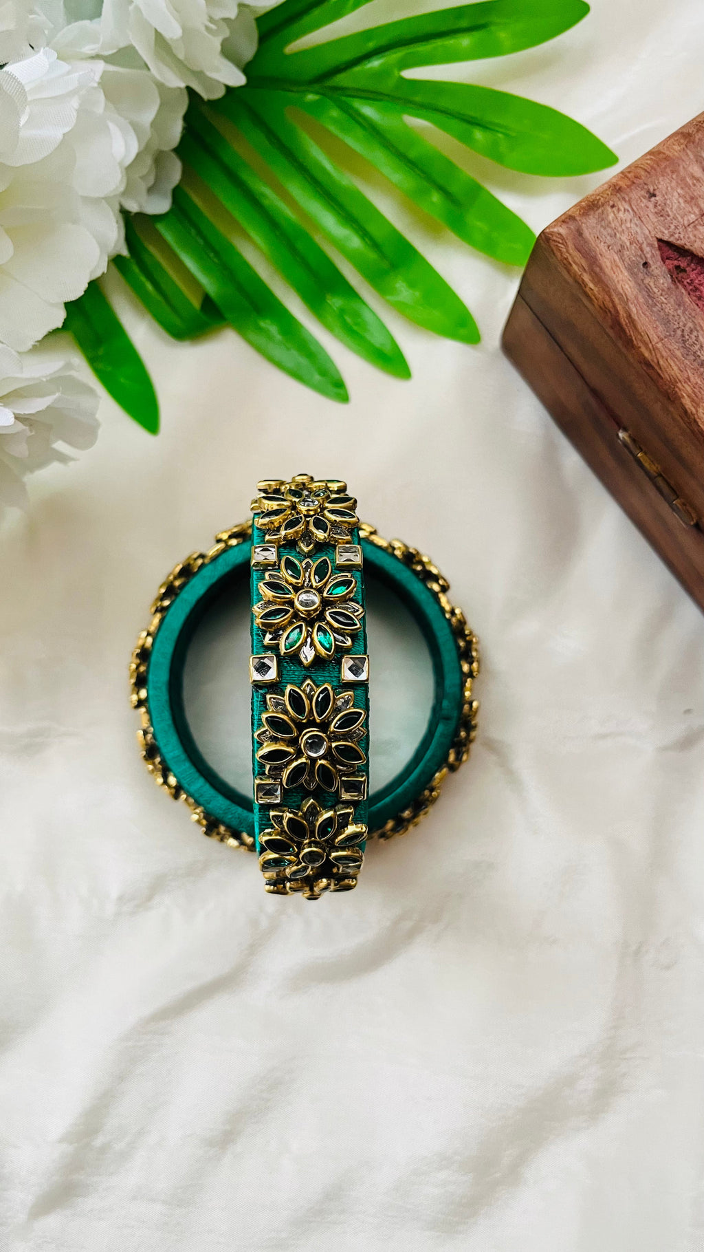 VIHANTH HANDMADE GREEN KUNDAN AND WHITE KUNDAN BANGLE VH003