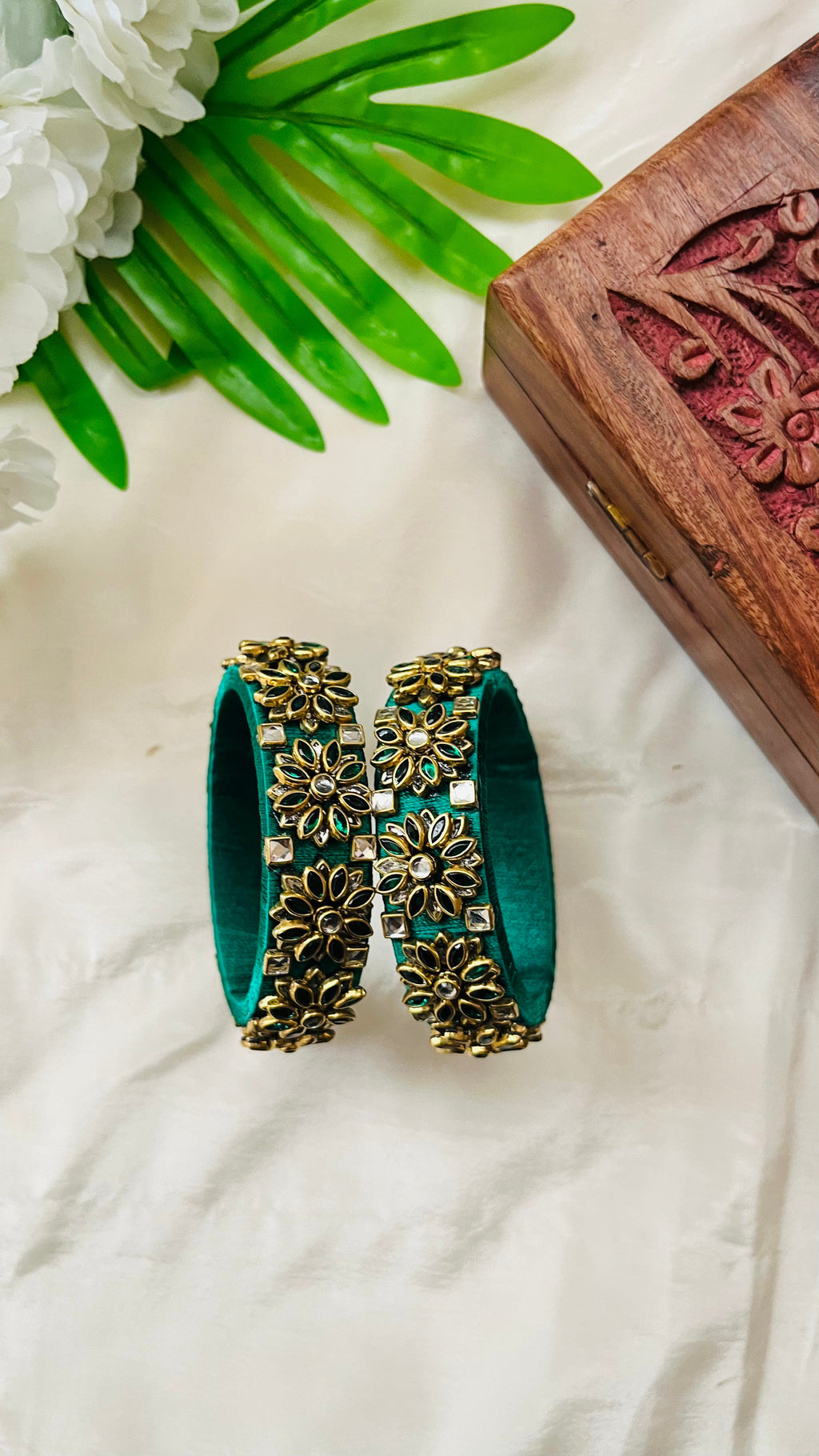 VIHANTH HANDMADE GREEN KUNDAN AND WHITE KUNDAN BANGLE VH003