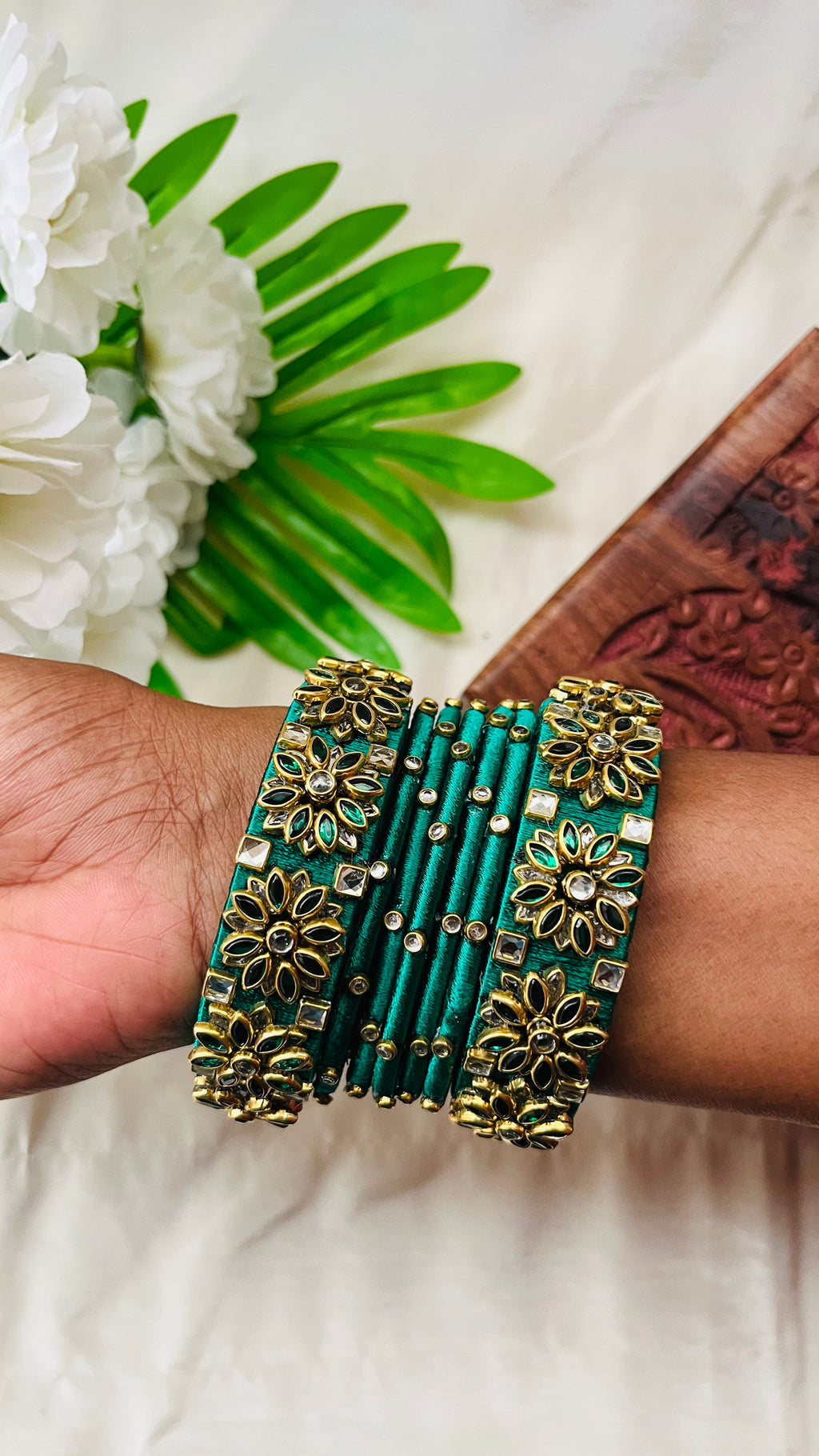 VIHANTH HANDMADE GREEN KUNDAN AND WHITE KUNDAN BANGLE VH003