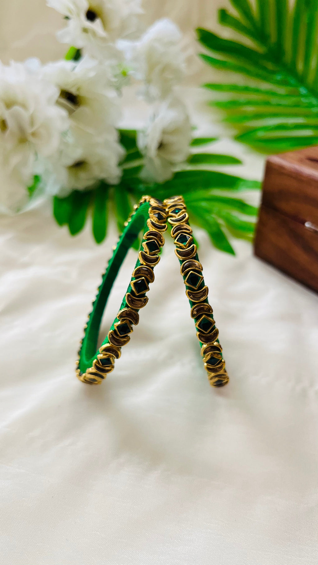 VIHANTH HANDMADE GREEN AND GOLD KUNDAN BANGLE VH016