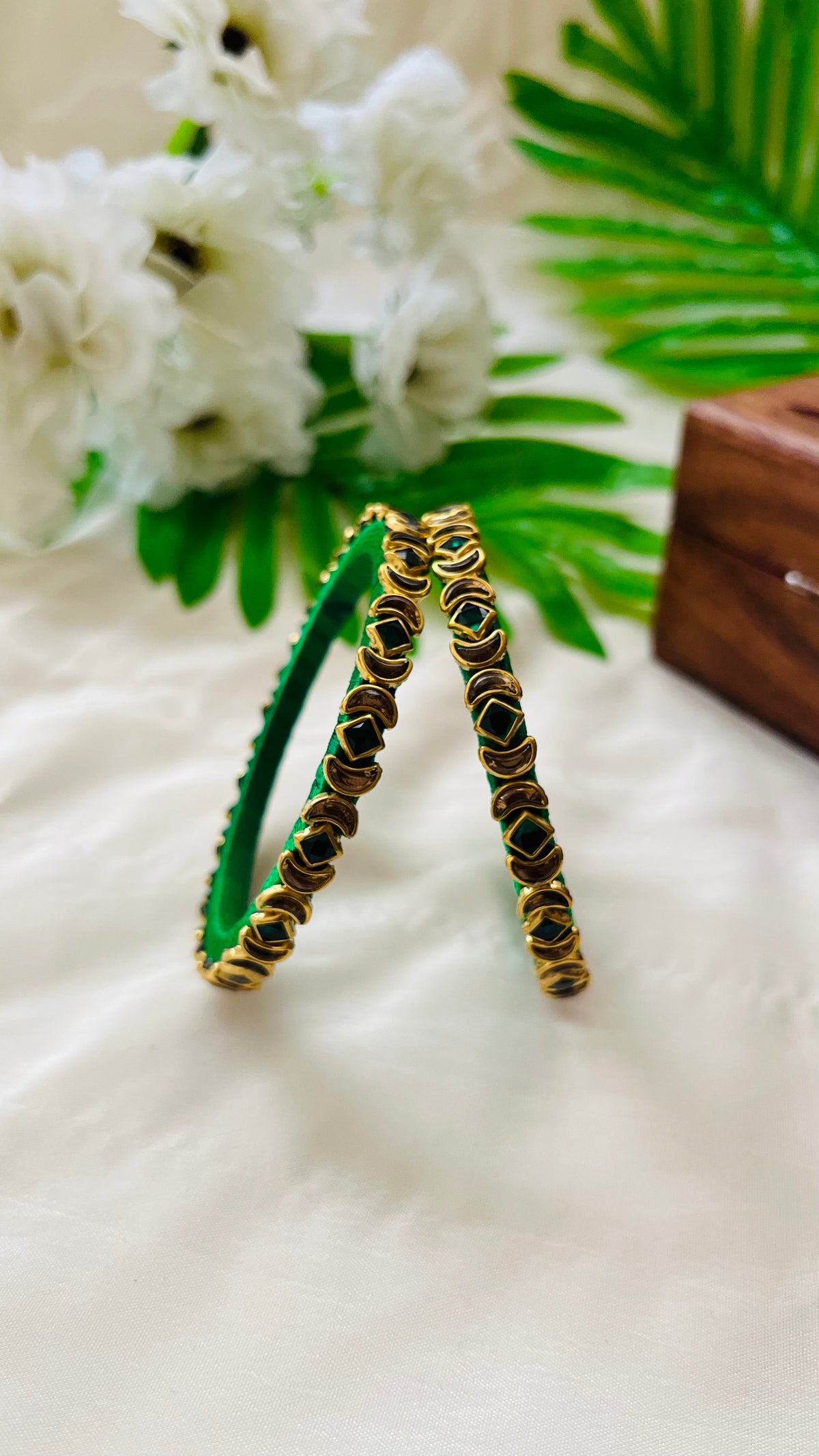 VIHANTH HANDMADE GREEN AND GOLD KUNDAN BANGLE VH016