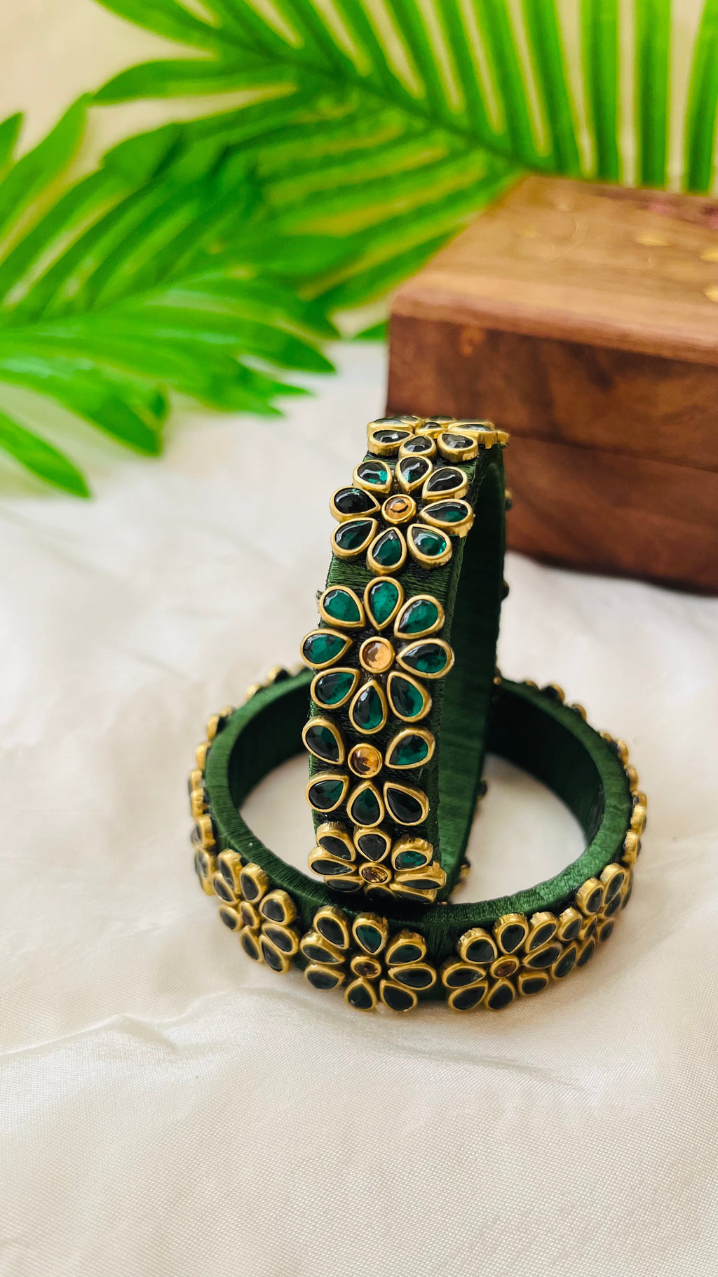VIHANTH HANDMADE GREEN AND GOLD KUNDAN BANGLE VH010