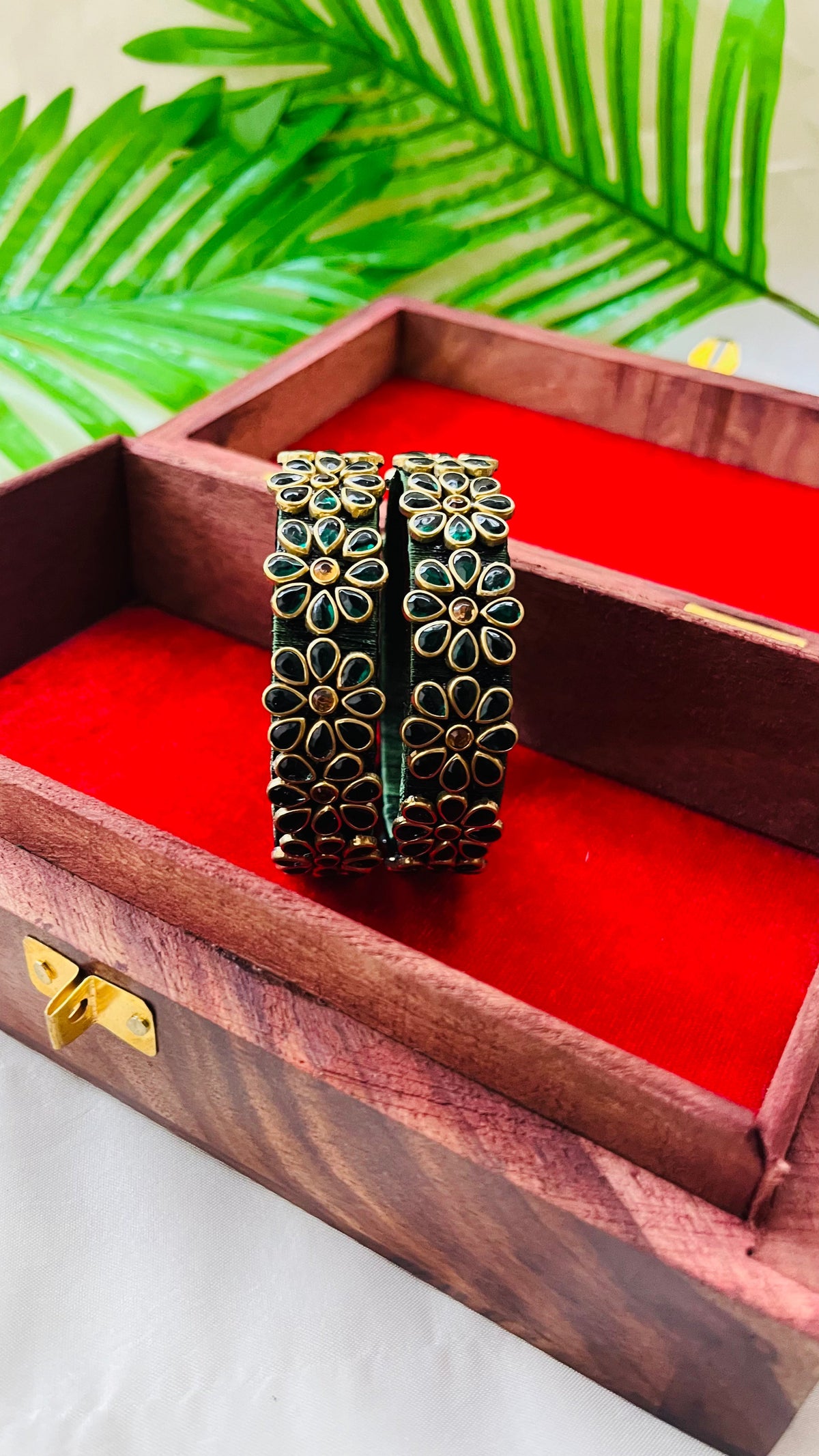 VIHANTH HANDMADE GREEN AND GOLD KUNDAN BANGLE VH010