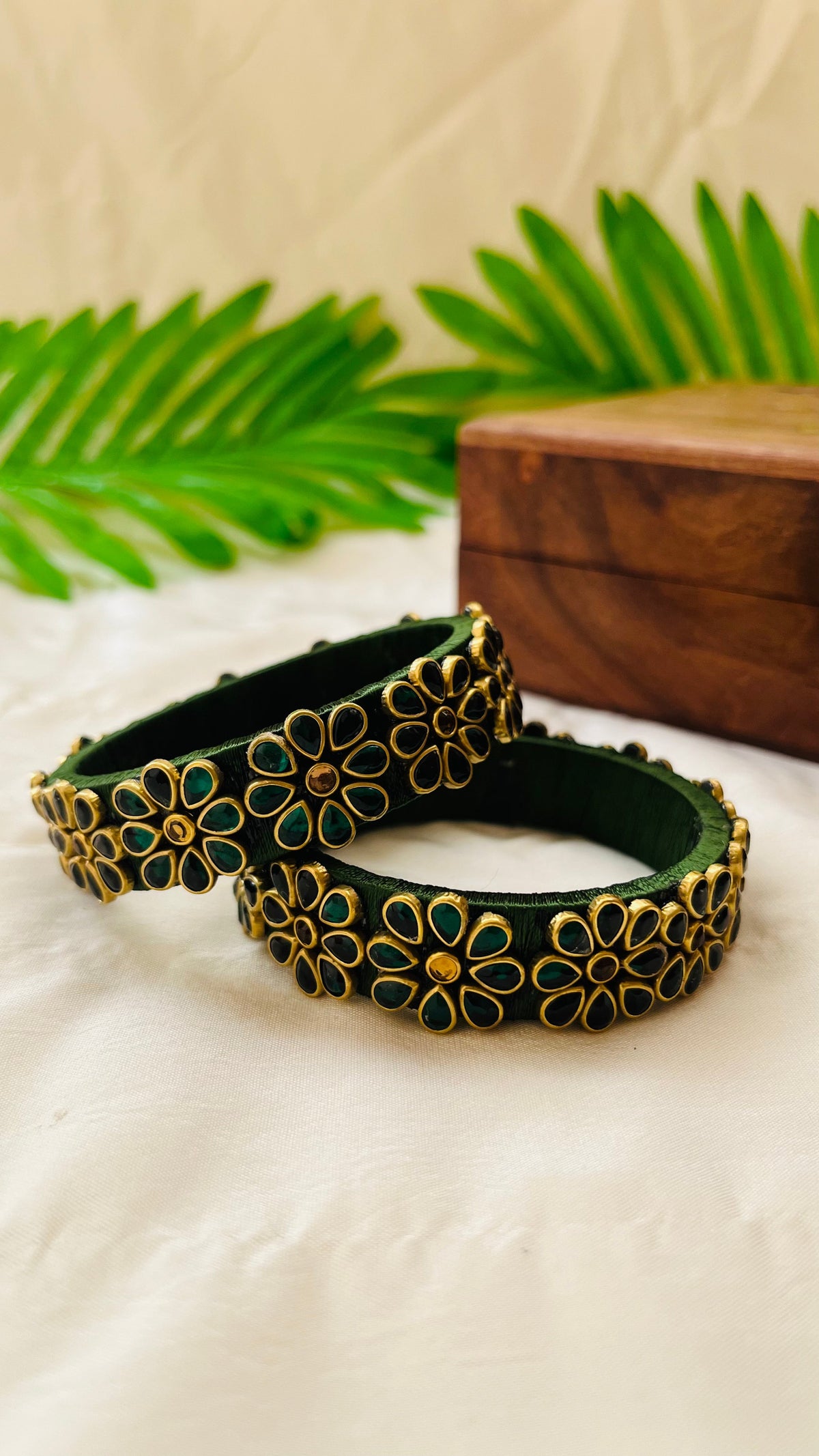 VIHANTH HANDMADE GREEN AND GOLD KUNDAN BANGLE VH010