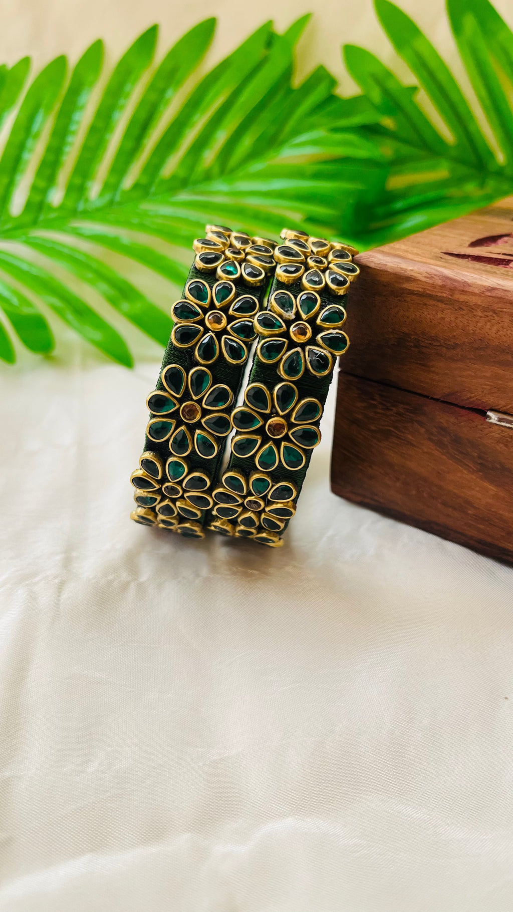 VIHANTH HANDMADE GREEN AND GOLD KUNDAN BANGLE VH010