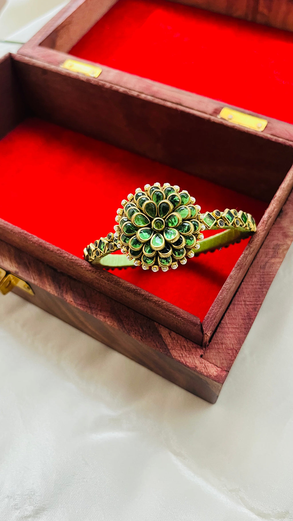 VIHANTH HANDMADE GREEN KUNDAN BANGLE VH024