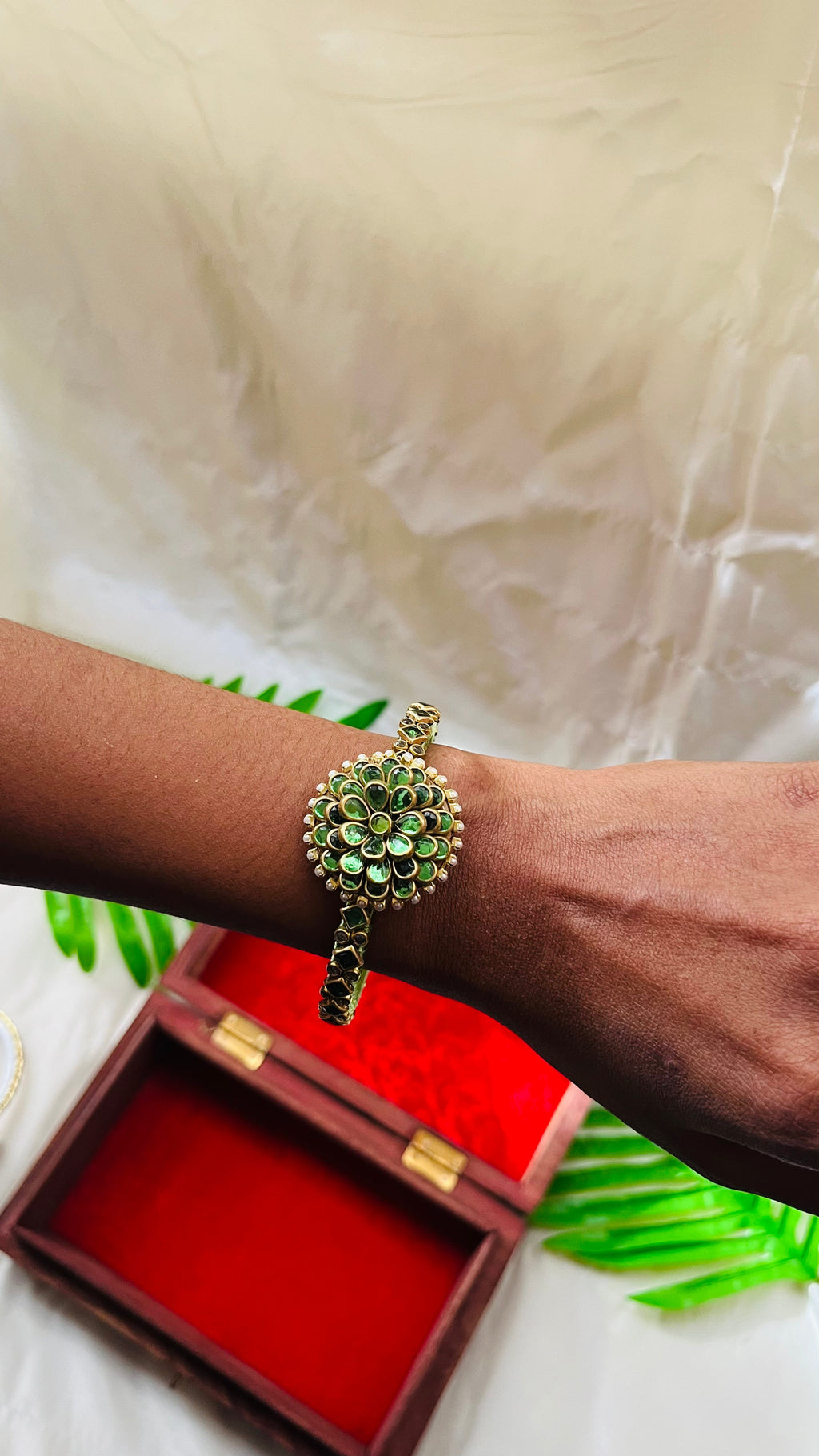 VIHANTH HANDMADE GREEN KUNDAN BANGLE VH024