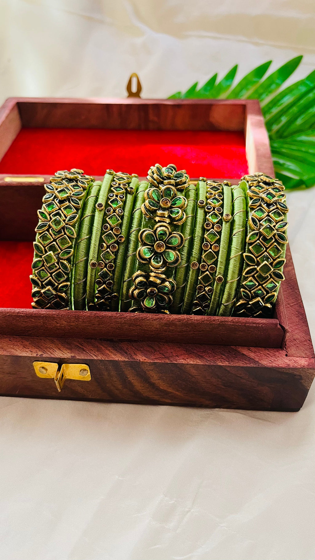 VIHANTH HANDMADE GREEN AND GOLD KUNDAN BANGLE VH026