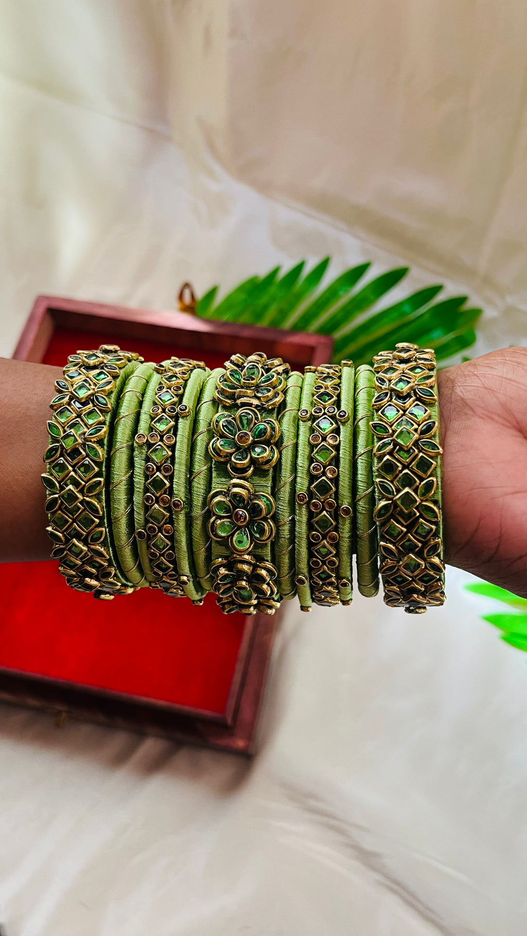 VIHANTH HANDMADE GREEN AND GOLD KUNDAN BANGLE VH026