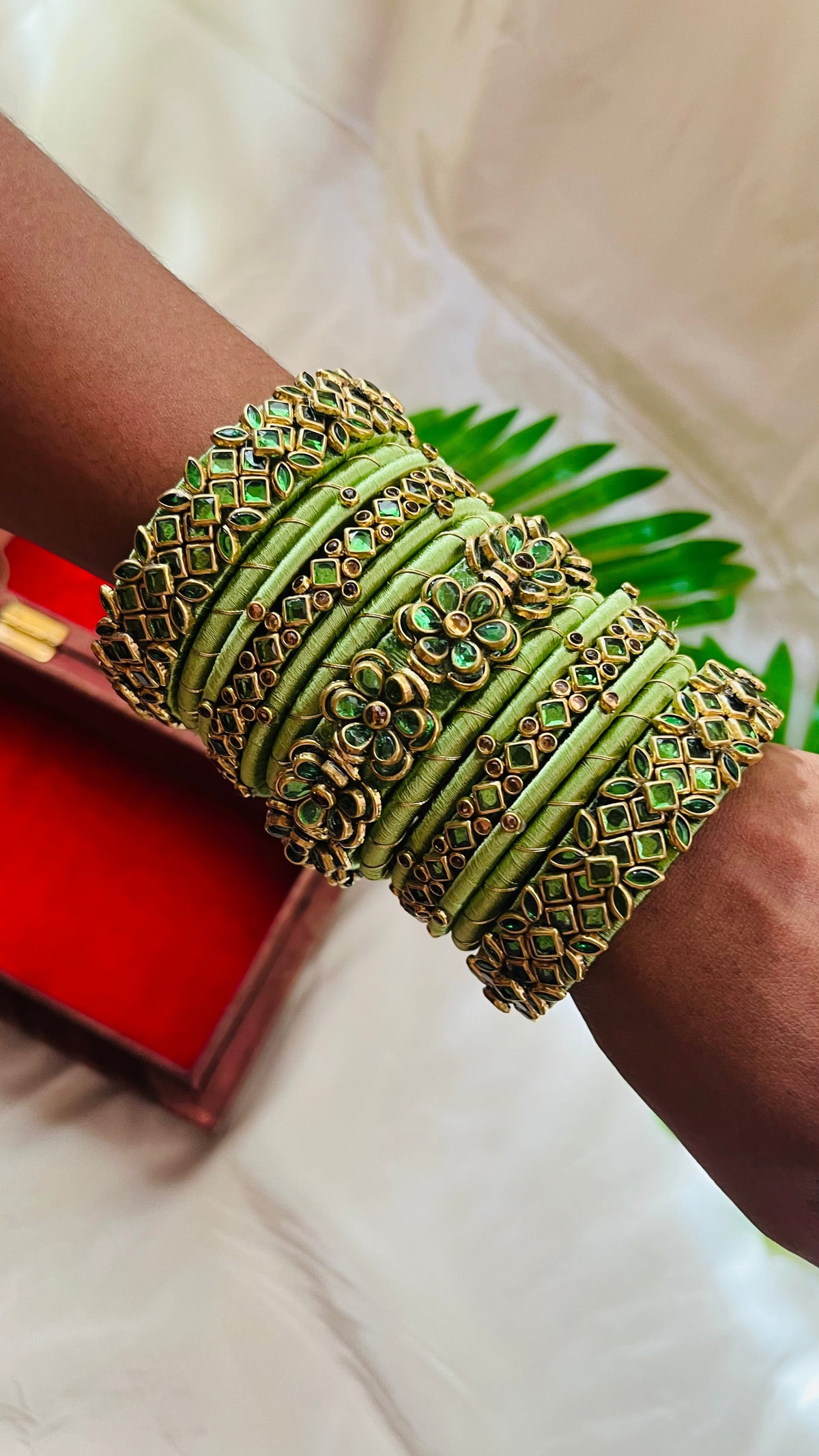 VIHANTH HANDMADE GREEN AND GOLD KUNDAN BANGLE VH026