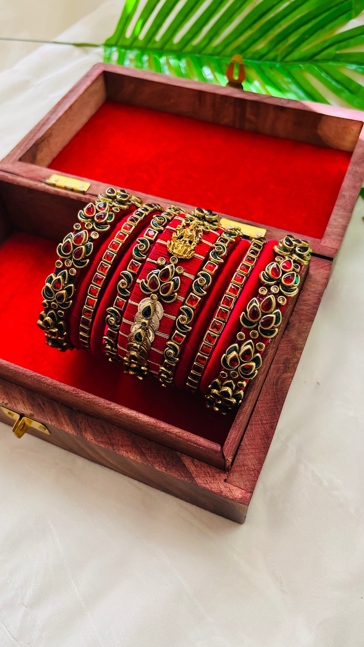 VIHANTH HANDMADE RED AND GREEN KUNDAN BANGLE VH027