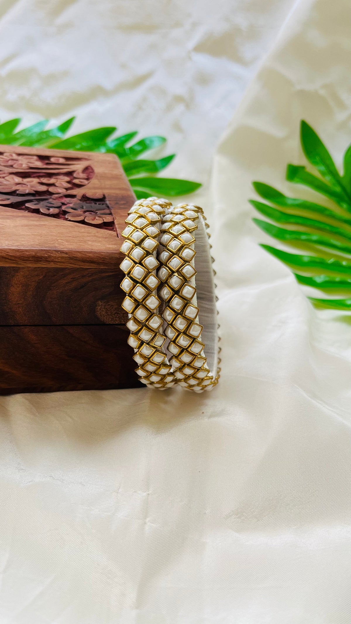 VIHANTH HANDMADE WHITE PEARL KUNDAN BANGLE VH078