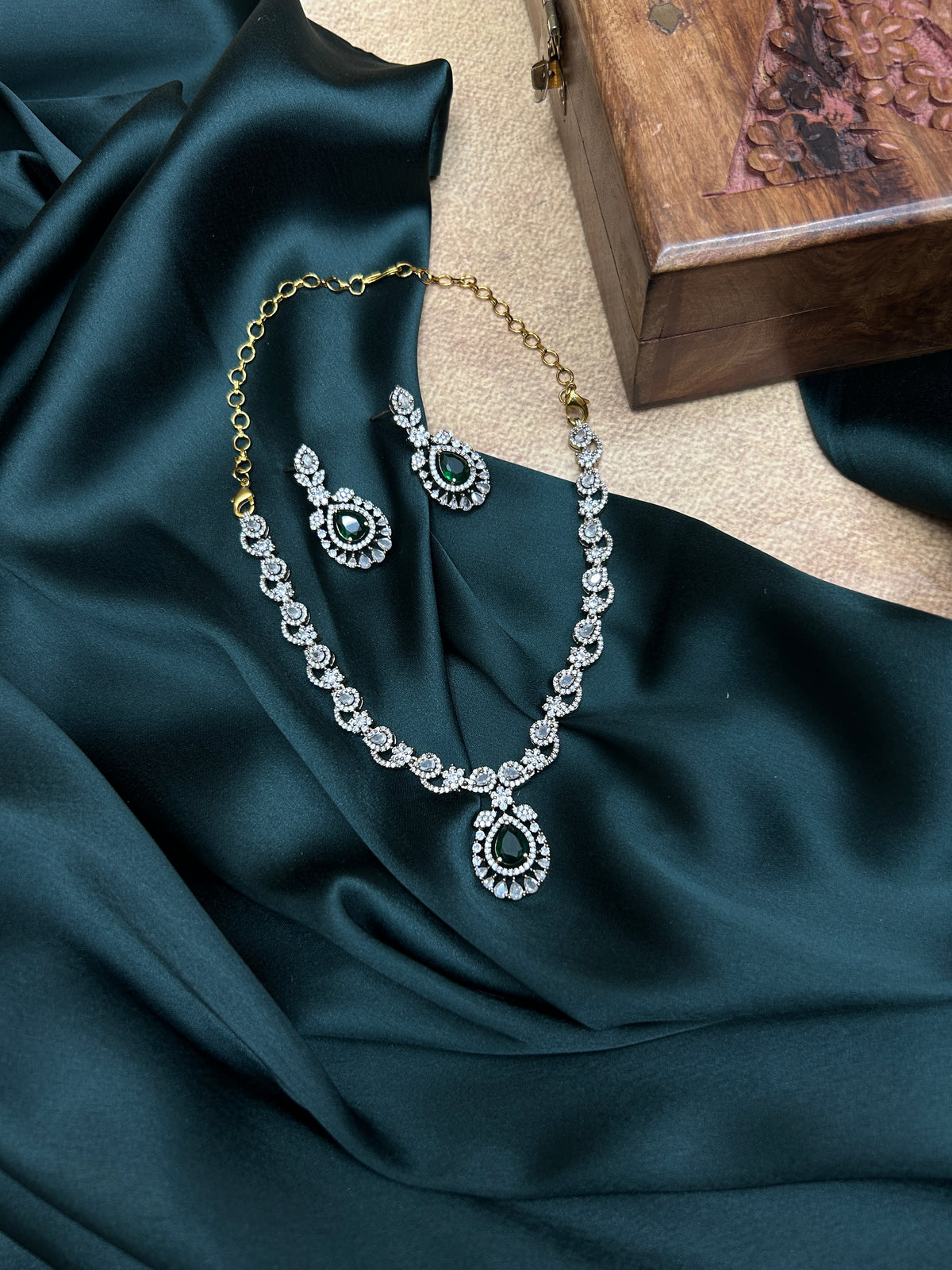 Emerald Teardrop Pendant AD Necklace Set
