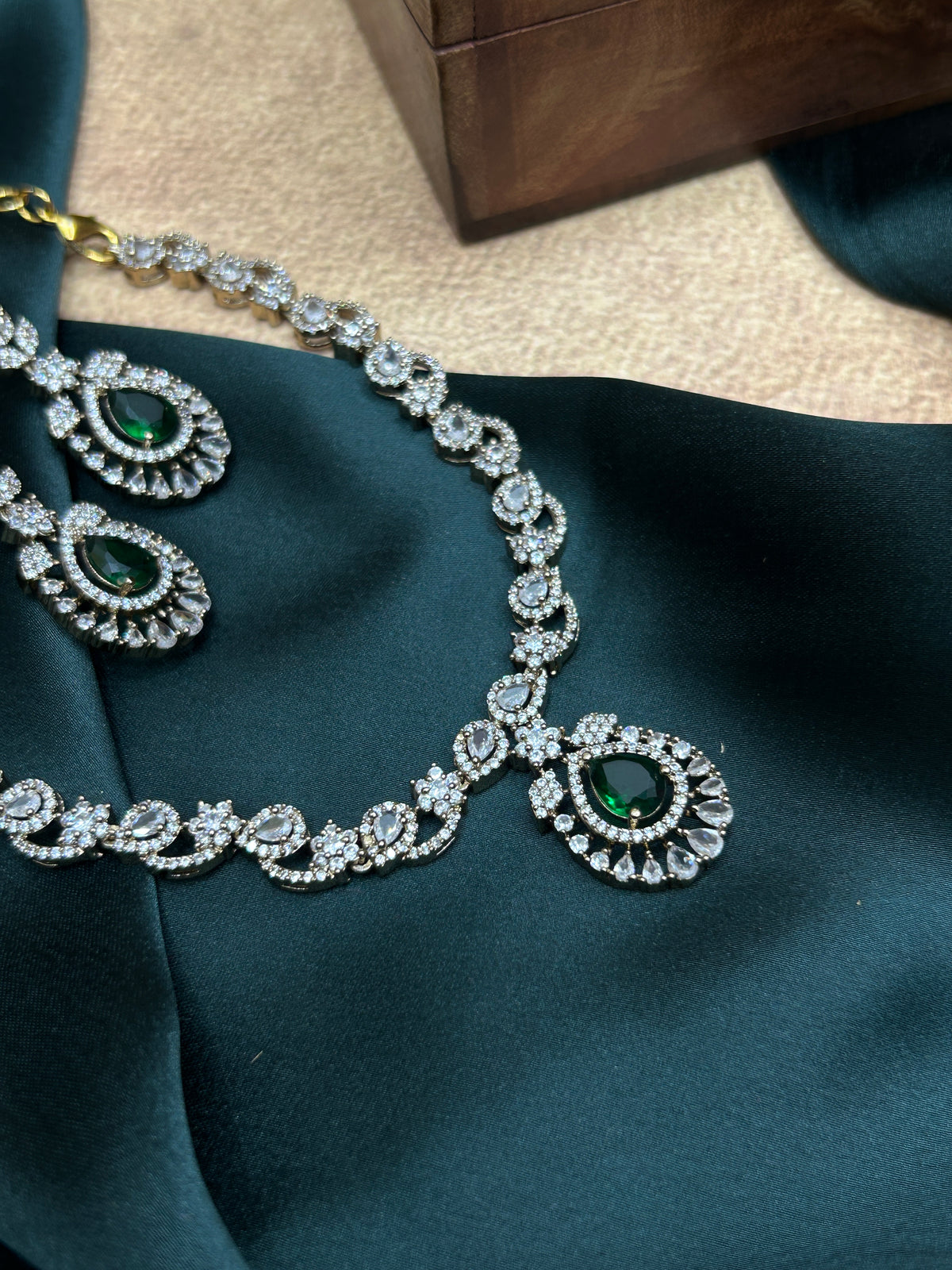 Emerald Teardrop Pendant AD Necklace Set