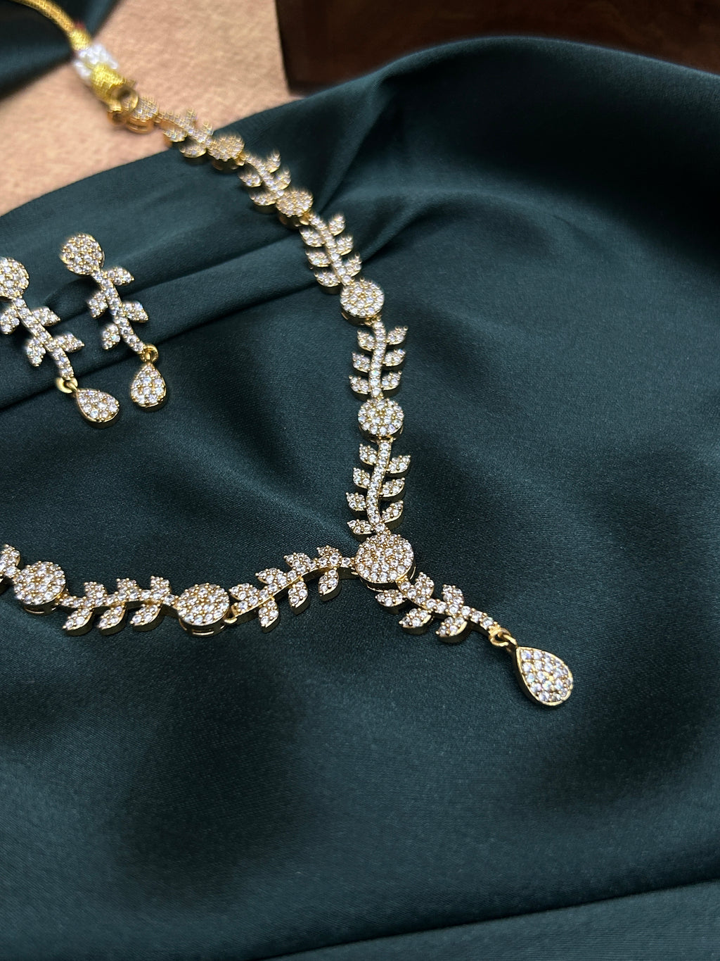 Intricate White Zirconia Leaf Necklace Set