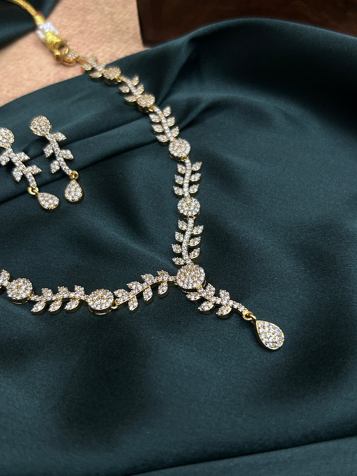 Intricate White Zirconia Leaf Necklace Set