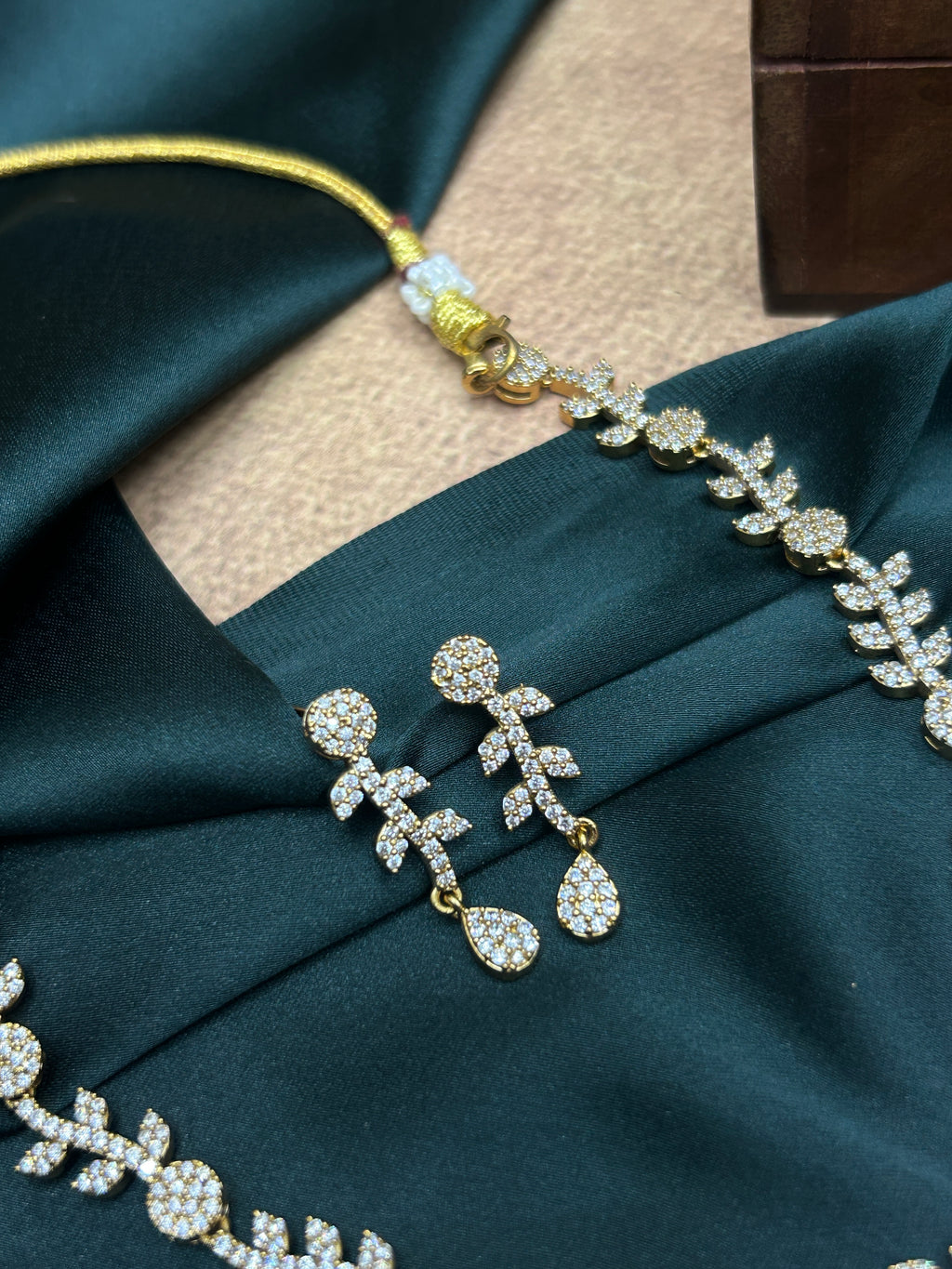 Intricate White Zirconia Leaf Necklace Set