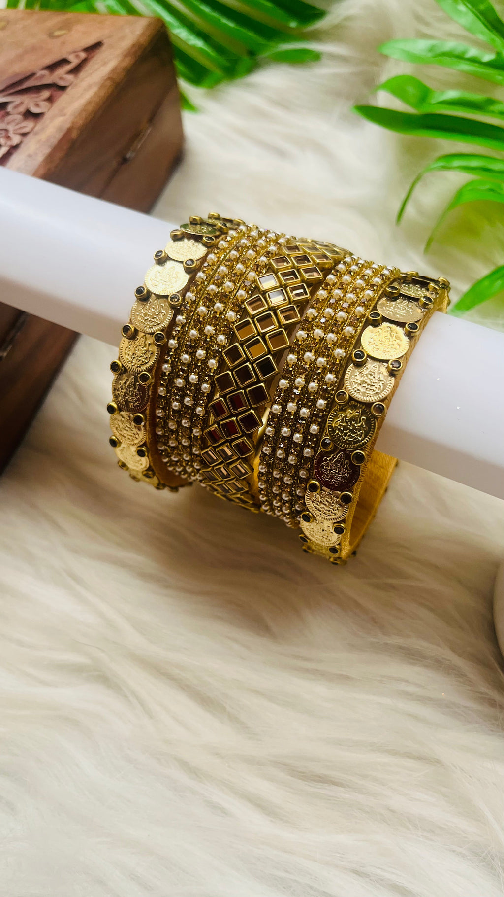 VIHANTH HANDMADE GOLD KUNDAN BANGLE AND GOLD WHITE PEARL METAL BANGLE VH041