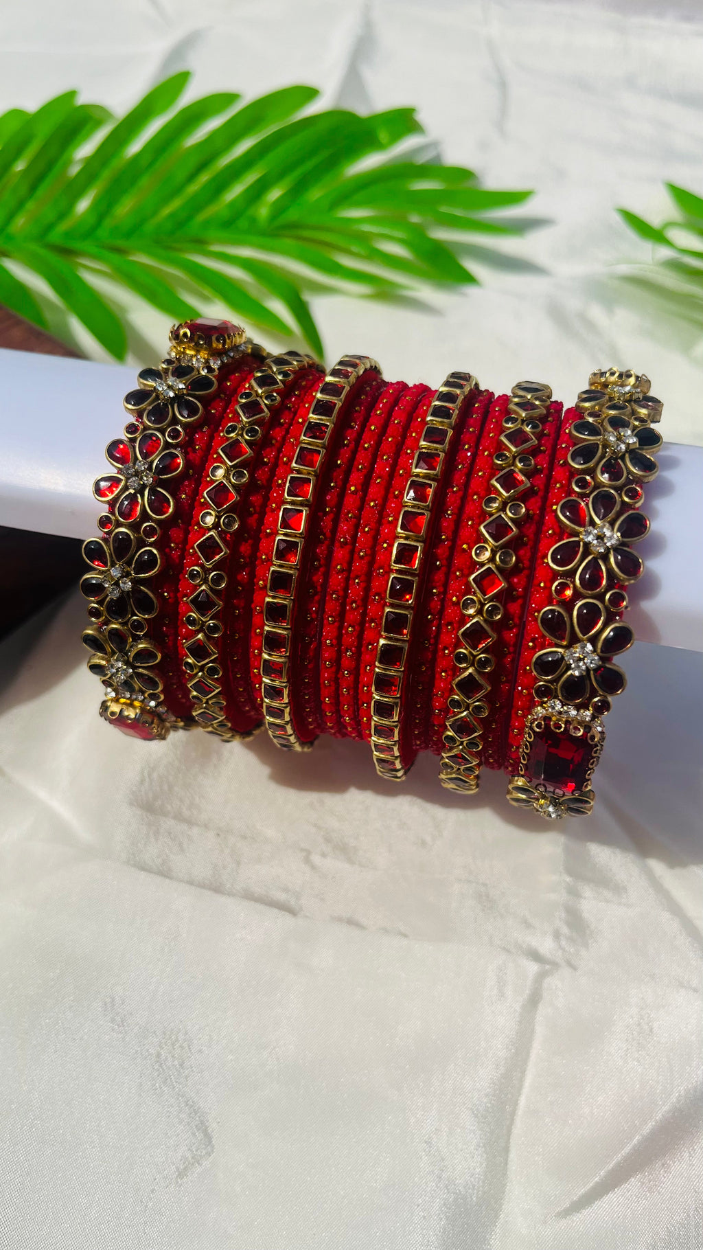 VIHANTH RED KUNDAN BANGLE AND RED GLASS BANGLE VH046