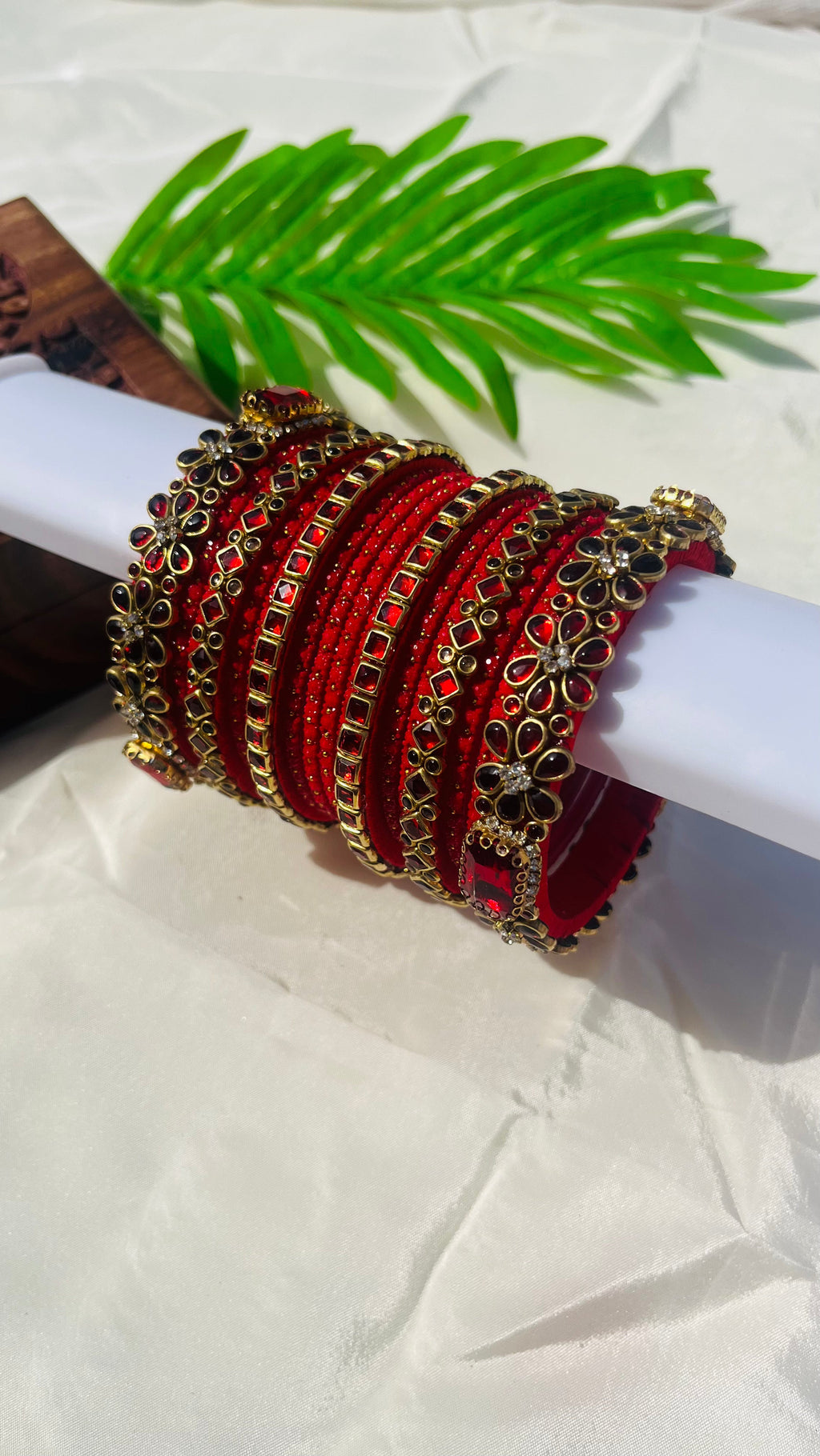 VIHANTH RED KUNDAN BANGLE AND RED GLASS BANGLE VH046