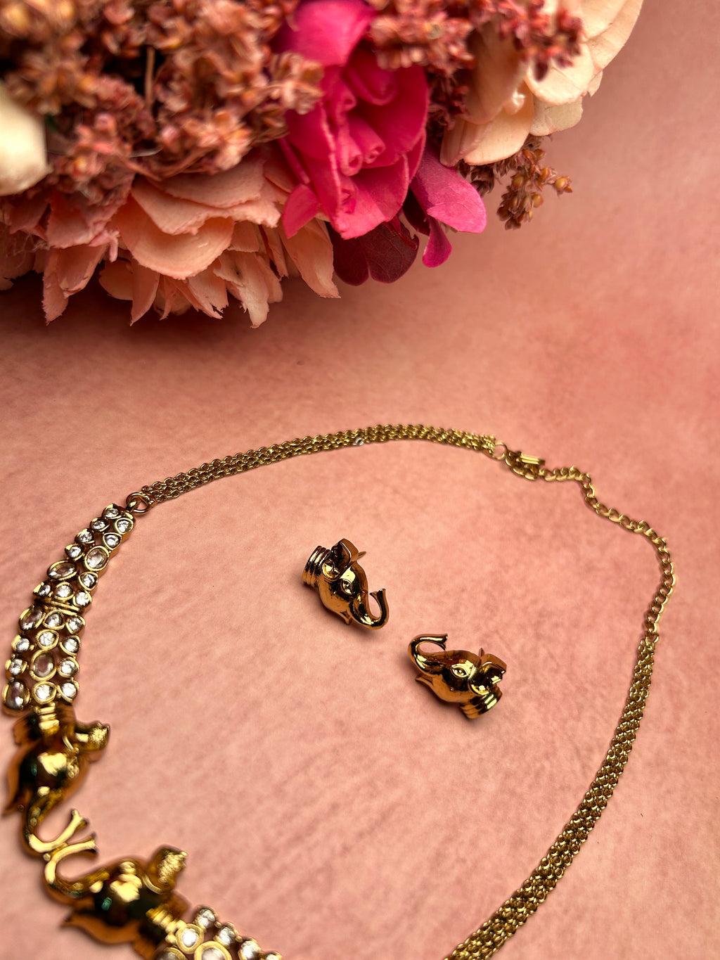 Elephant motif white Stone Hasli Necklace set