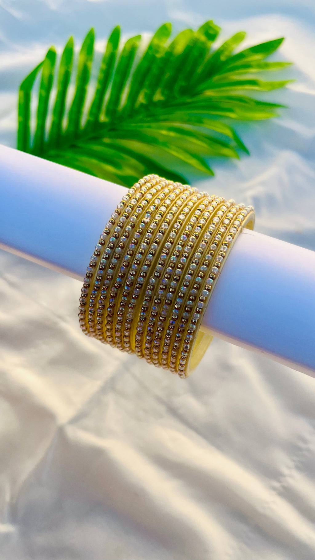 VIHANTH IVORY GLASS BANGLE VH071