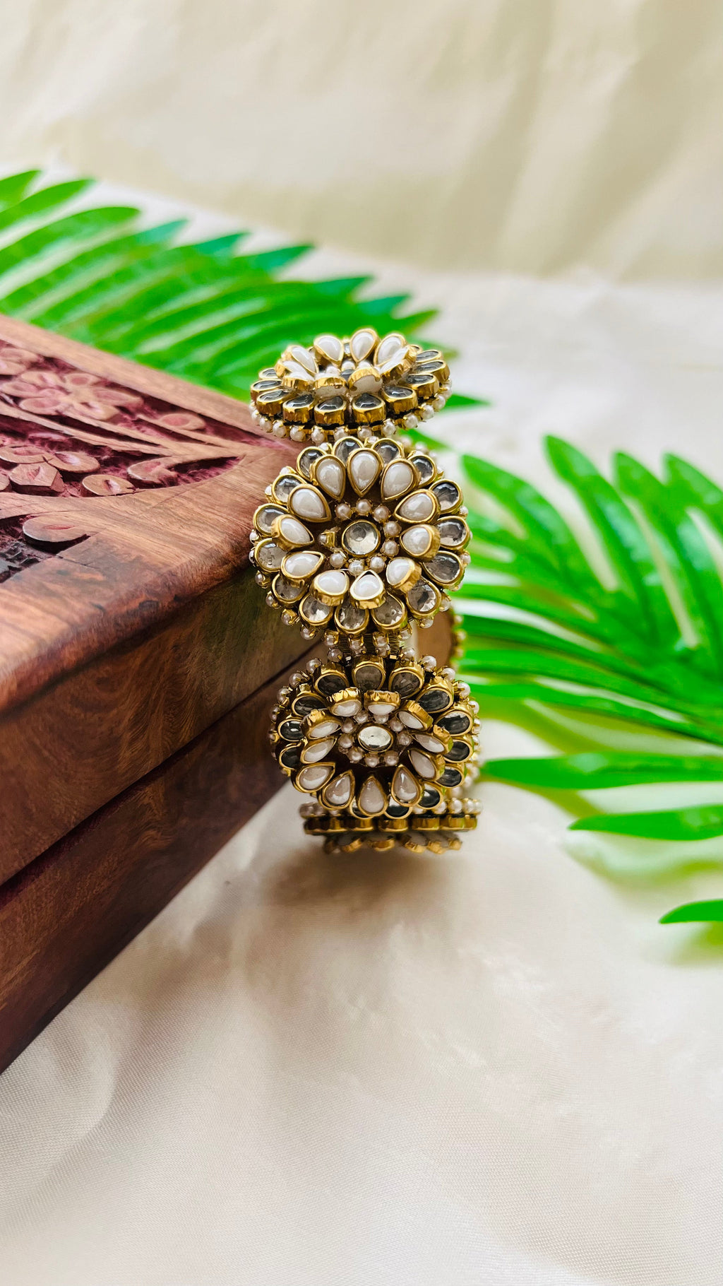 VIHANTH HANDMADE WHITE KUNDAN AND WHITE PEARL KUNDAN KADA BANGLE VH001