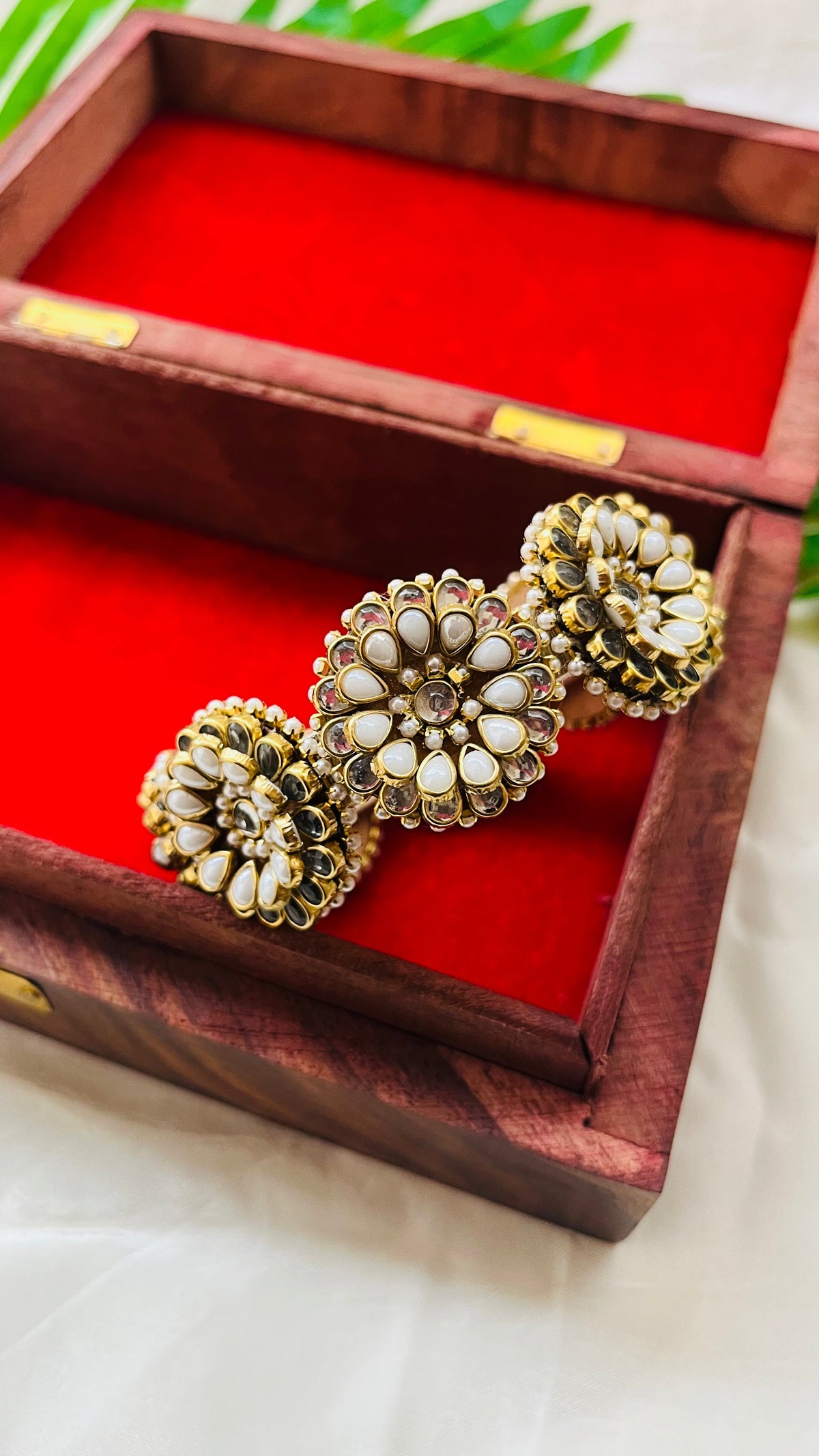 VIHANTH HANDMADE WHITE KUNDAN AND WHITE PEARL KUNDAN KADA BANGLE VH001
