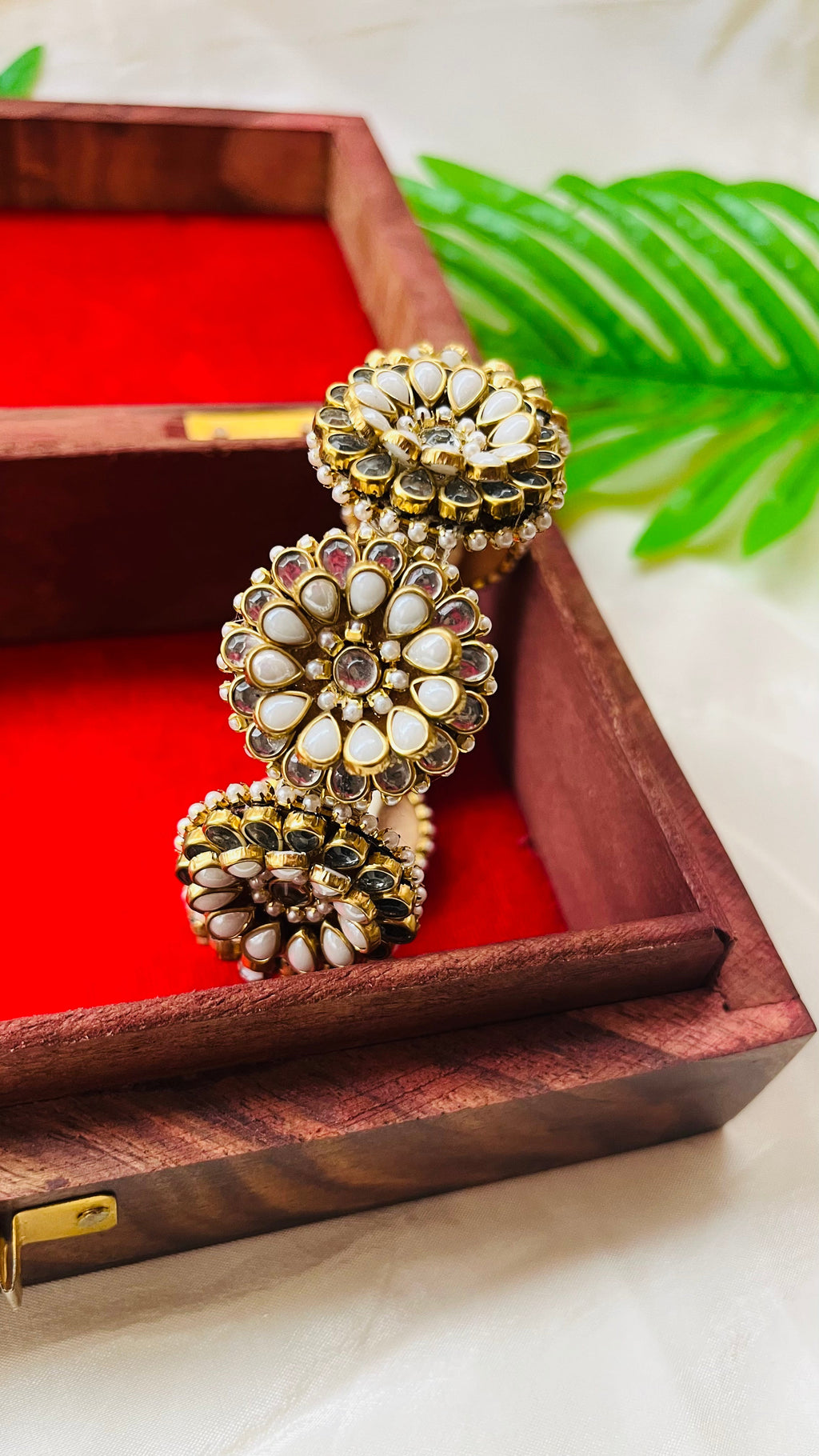VIHANTH HANDMADE WHITE KUNDAN AND WHITE PEARL KUNDAN KADA BANGLE VH001